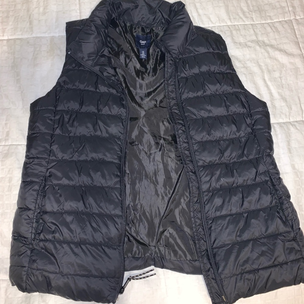Black puffy vest Gap